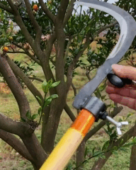 Roncola da Giardino Multiuso: un solo attrezzo per erba, rami e cespugli