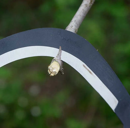 Roncola da Giardino Multiuso: un solo attrezzo per erba, rami e cespugli